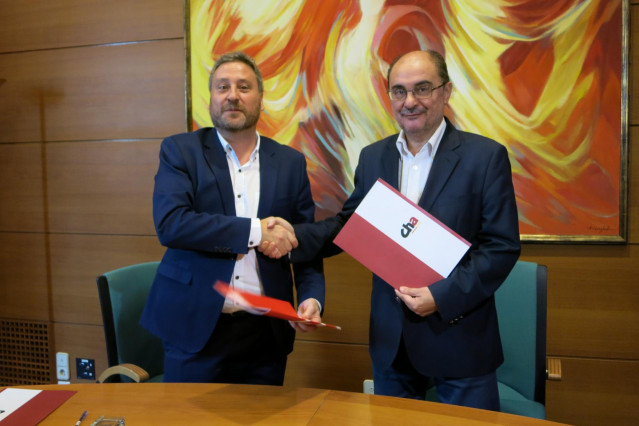 El secretario general del PSOE Aragón, Javier Lambán, y el presidente de CHA, José Luis Soro, tras firmar el acuerdo de investidura entre ambas formaciones.
