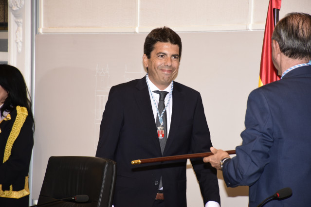 El nuevo presidente de la Diputación de Alicante, Carlos Mazón (PP), recoge el bastón de su mando.