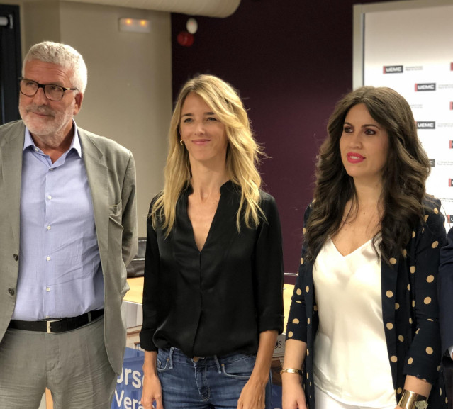 Cayetana Álvarez de Toledo (centro) participa en los cursos de la UEMC