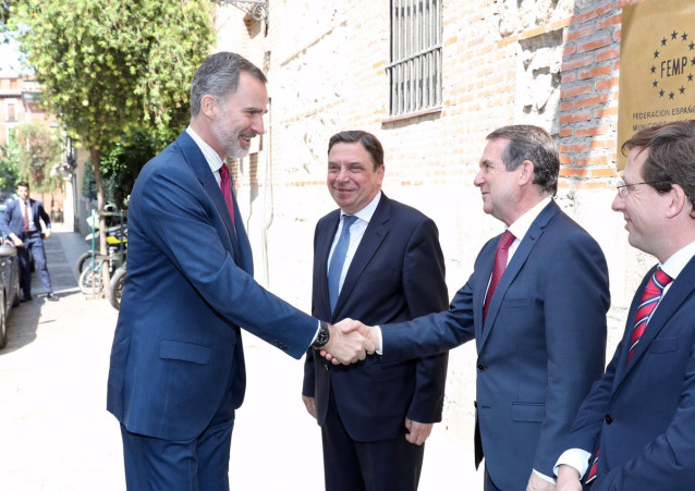El Rey Felipe VI (1i), saluda al presidente de la FEMP y alcalde de Vigo, Abel Caballero (3i), junto al ministro de Agricultura, Pesca y Alimentación en funciones, Luis Planas (2i) y el alcalde de Madrid, José Luis Martinez- Almeida (4i), a su llegada al