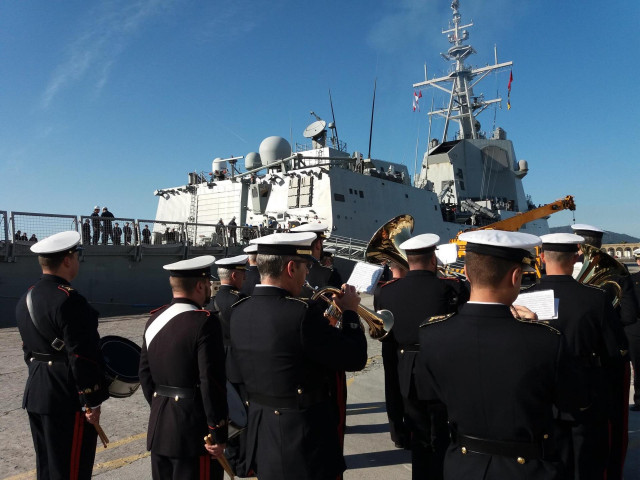 La fragata 'Méndez Núñez' zarpa de Ferrol e inicia un despliegue de siete meses en el que dará la vuelta al mundo.