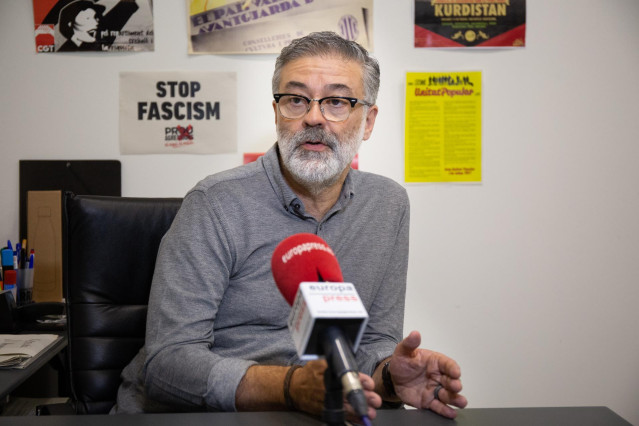 El diputado de la CUP en el Parlamento de Cataluña, Carles Riera, durante una entrevista para Europa Press.