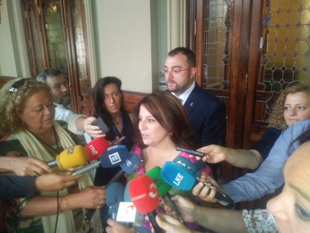Adriana Lastra junto a Adrián Barbón.