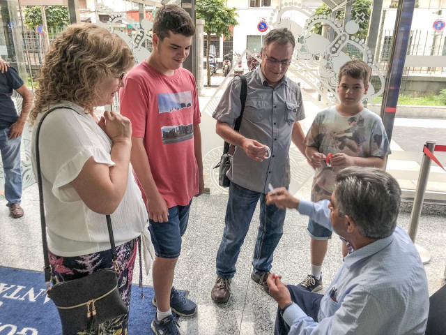Revilla recibe a una familia de Cataluña durante la segunda 'jornada de puertas abiertas' en el Gobierno para atender a la gente que veranea en Cantabria y quiere conocerle