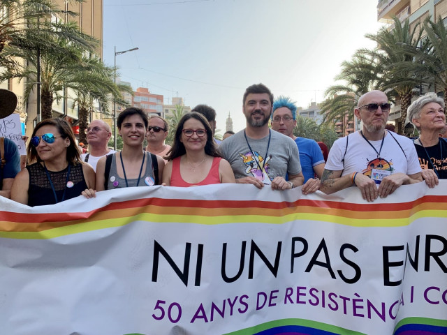 Mónica Oltra (en el centro de la imagen) en el Orgullo LGTBI en Alicante