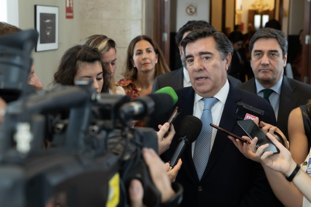 El portavoz interino del Grupo Popular en el Congreso, José Antonio Bermúdez de Castro. ofrece declaraciones a los medios de comunicación.