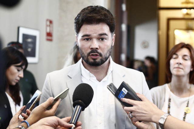El portavoz de ERC en el Congreso de los Diputados, Gabriel Rufián, ofrece declaraciones a los medios de comunicación.