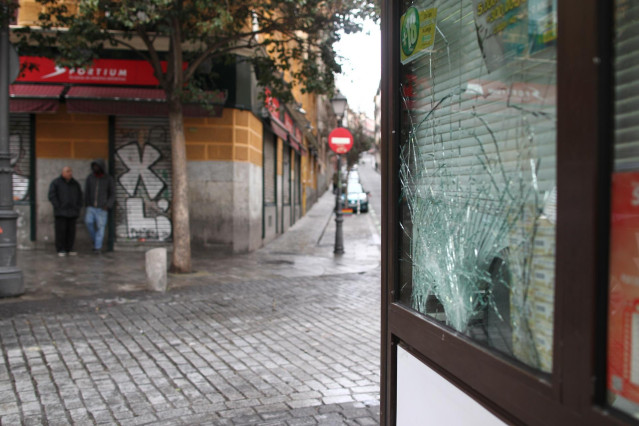 Imagen de archivo de desperfectos en el barrio de Lavapiés (Madrid) tras los disturbios por la muerte de un mantero.