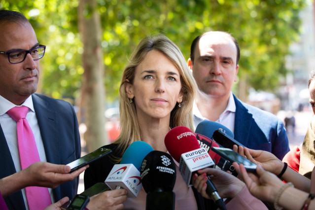 La diputada del PP, Cayetana Álvarez de Toledo, ofereix declaracions als mitjans al mercat ambulant de Singuerlin a Santa Coloma de Gramenet (Barcelona) acompanyada del secretari general del PP català, Daniel Serrano (d) i del candidat del PP a l'Alcaldia
