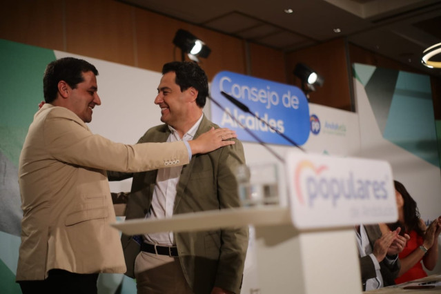 Juanma Moreno (d), este lunes en Córdoba
