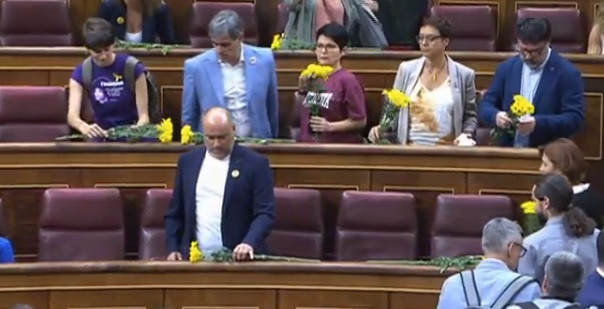 Diputados de ERC acuden al Congreso con flores amarillas