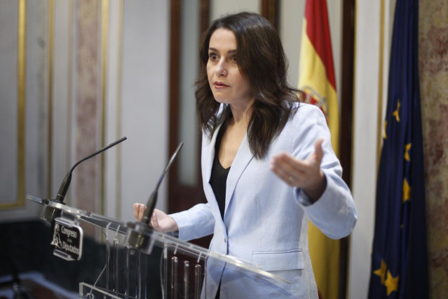 La portavoz de Ciudadanos en el Congreso de los Diputados, Inés Arrimadas, valora la intervención del presidente del Gobierno en funciones y candidato socialista a la reelección tras su discurso en la primera sesión del debate de investidura a la Presiden