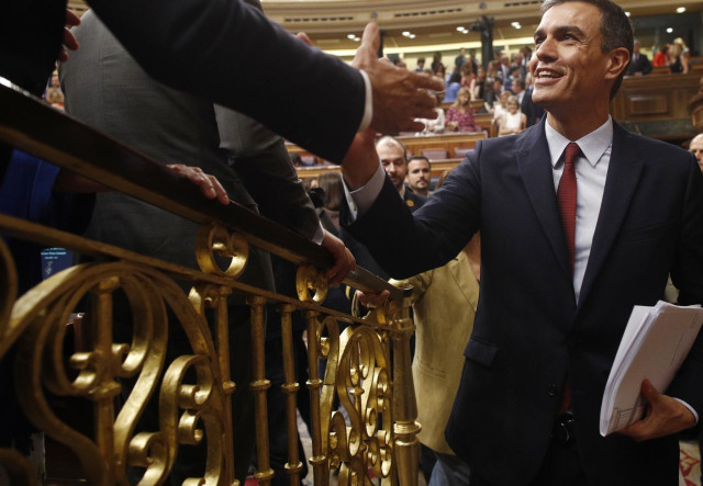El presidente del Gobierno en funciones y candidato socialista a la reelección, Pedro Sánchez, estrecha las manos de diputados socialistas tras su intervención en la primera sesión del debate de investidura a la Presidencia del Gobierno en el Congreso de