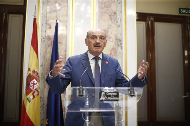 El diputado del Partido Regionalista Cántabro (PRC) en el Congreso de los Diputados, José María Mazón, valora la intervención del presidente del Gobierno en funciones y candidato socialista a la reelección tras su discurso en la primera sesión del debate