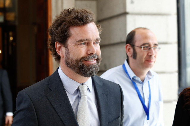El portavoz de Vox en el Congreso de los Diputados, Iván Espinosa de los Monteros, a la salida del Congreso, durante el parón en el primer debate de investidura del candidato socialista a la Presidencia del Gobierno.