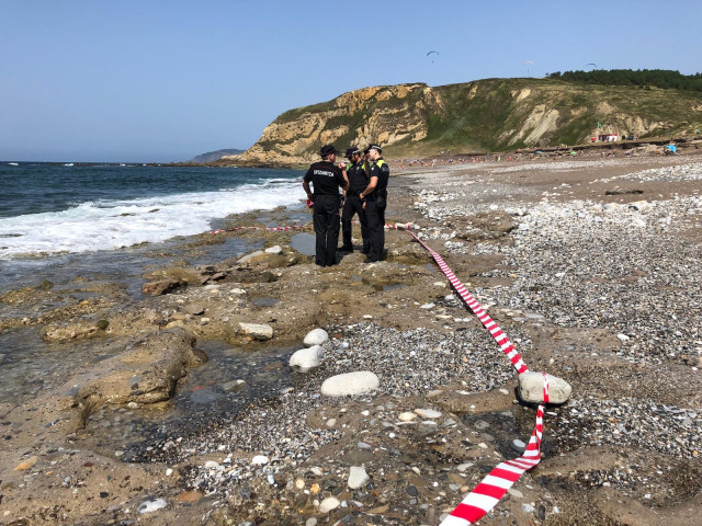 Zona de la playa Azkorri, en Getxo (Bizkaia), acordonada tras encontrarse un obús