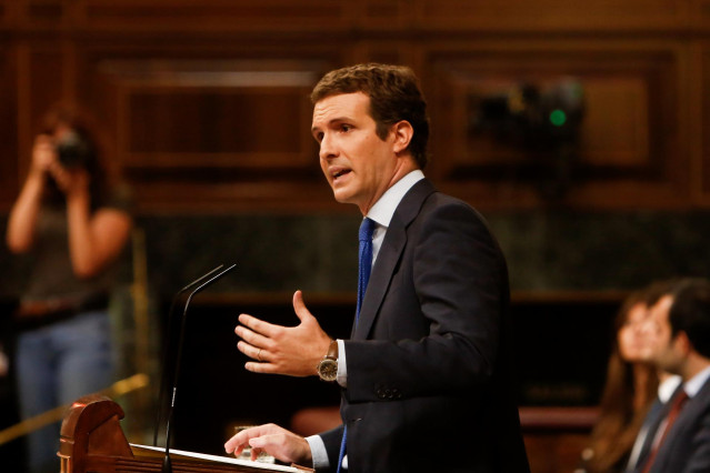 El presidente del PP, Pablo Casado, interviene desde la tribuna del Congreso de los Diputados en la primera sesión del debate de investidura a la Presidencia del Gobierno.