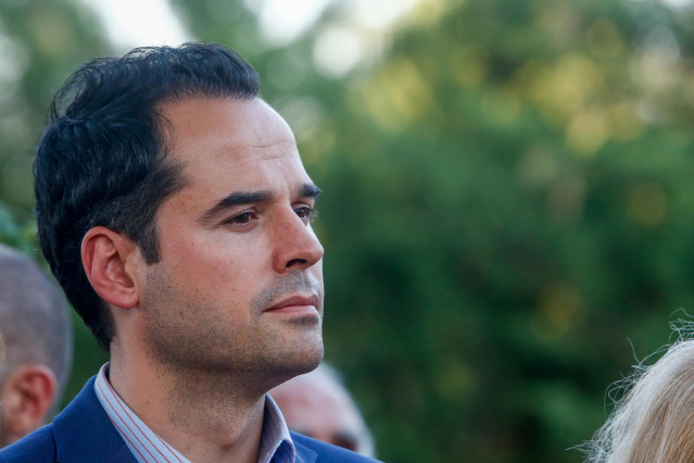 El candidato de Ciudadanos en la Comunidad de Madrid, Ignacio Aguado, participa en los actos conmemorativos del 22 aniversario del asesinato de Miguel Ángel Blanco celebrados en los Jardines Miguel Ángel Blanco de Madrid.