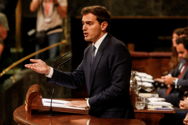 El presidente de Ciudadanos, Albert Rivera, interviene desde la tribuna del Congreso de los Diputados en la primera sesión del debate de investidura a la Presidencia del Gobierno.