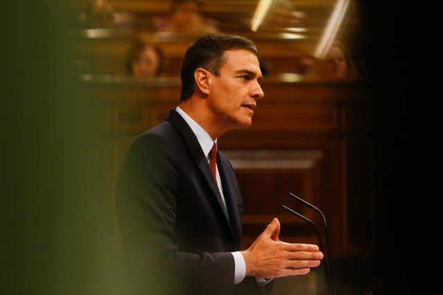 El presidente del Gobierno en funciones y candidato del PSOE a la reelección, Pedro Sánchez, interviene desde la tribuna del Congreso de los Diputados en la primera sesión del debate de investidura a la Presidencia del Gobierno.