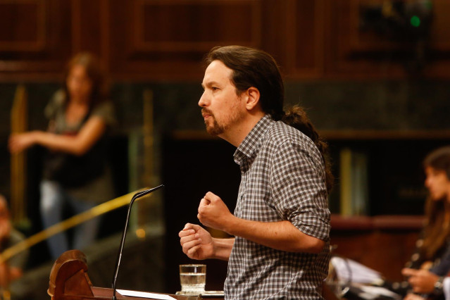 El secretario general de Unidas Podemos, Pablo Iglesias, interviene desde la tribuna del Congreso de los Diputados en la primera sesión del debate de investidura a la Presidencia del Gobierno.