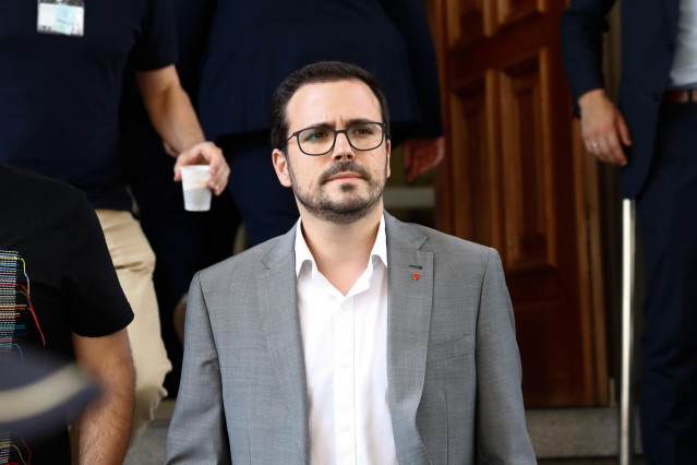 El coordinador federal de Izquierda Unida (IU), Alberto Garzón, a su llegada al Congreso de los Diputados en el primer debate de investidura del candidato socialista a la Presidencia del Gobierno.
