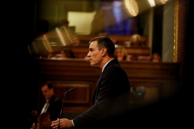 El presidente del Gobierno en funciones y candidato del PSOE a la reelección, Pedro Sánchez, interviene desde la tribuna del Congreso de los Diputados en la primera sesión del debate de investidura a la Presidencia del Gobierno.