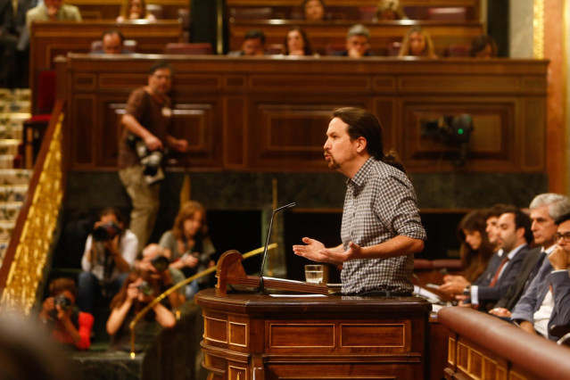 El secretario general de Unidas Podemos, Pablo Iglesias, interviene desde la tribuna del Congreso de los Diputados en la primera sesión del debate de investidura a la Presidencia del Gobierno.