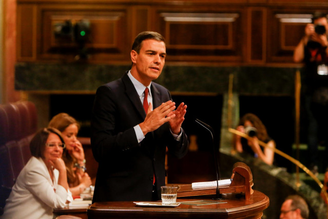 El presidente del Gobierno en funciones y candidato del PSOE a la reelección, Pedro Sánchez, da la réplica al discurso del presidente del PP, durante la primera sesión del debate de investidura a la Presidencia del Gobierno en el Congreso de los Diputados