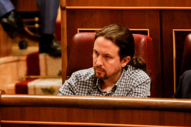 El secretario general de Unidas Podemos, Pablo Iglesias, interviene desde la tribuna del Congreso de los Diputados en la primera sesión del debate de investidura a la Presidencia del Gobierno.