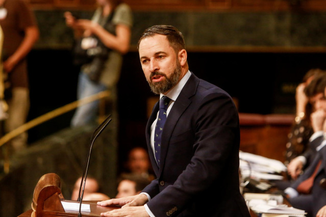 El presidente de Vox, Santiago Abascal, interviene desde la tribuna del Congreso de los Diputados en la primera sesión del debate de investidura a la Presidencia del Gobierno.