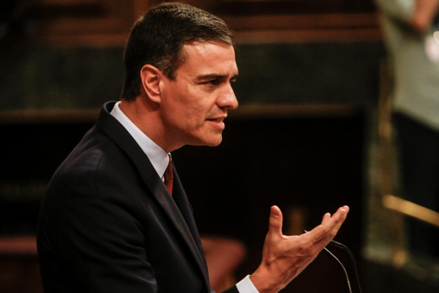 El presidente del Gobierno en funciones y candidato del PSOE a la reelección, Pedro Sánchez, interviene desde la tribuna del Congreso de los Diputados en la primera sesión del debate de investidura a la Presidencia del Gobierno.