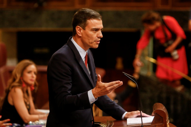 El presidente del Gobierno en funciones y candidato del PSOE a la reelección, Pedro Sánchez, interviene desde la tribuna del Congreso de los Diputados en la primera sesión del debate de investidura a la Presidencia del Gobierno.