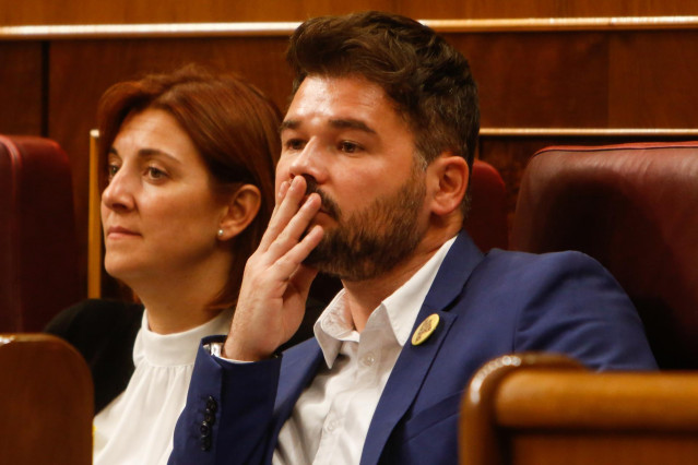 El portavoz de ERC en el Congreso de los Diputados, Gabriel Rufián, asiste a la primera sesión del debate de investidura del candidato socialista a la Presidencia del Gobierno.