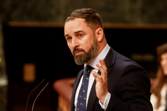 El presidente de Vox, Santiago Abascal, interviene desde la tribuna del Congreso de los Diputados en la primera sesión del debate de investidura a la Presidencia del Gobierno.