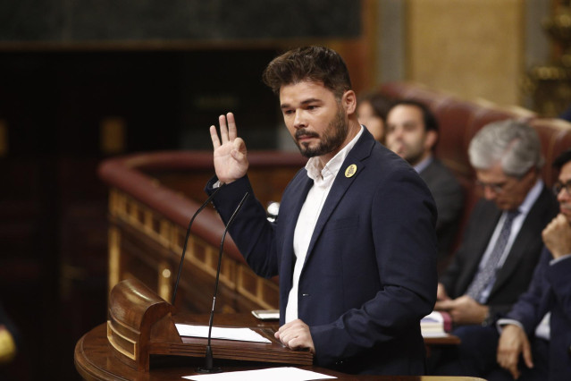 El portavoz de ERC, Gabriel Rufián, interviene durante la segunda sesión del debate de investidura del candidato socialista a la Presidencia del Gobierno, Pedro Sánchez