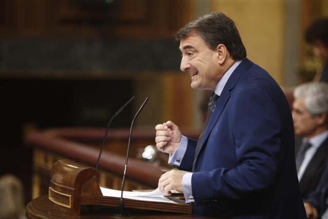 El portavoz del PNV en el Congreso de los Diputados, Aitor Esteban, interviene en la segunda sesión del debate de investidura del candidato socialista a la Presidencia del Gobierno.