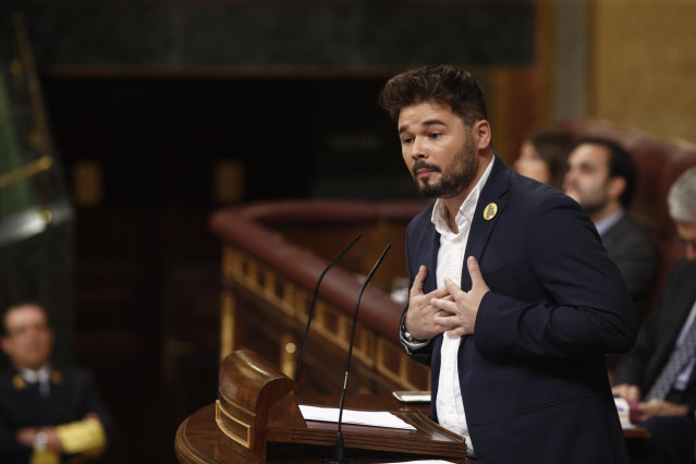 El portavoz de ERC, Gabriel Rufián, interviene durante la segunda sesión del debate de investidura del candidato socialista a la Presidencia del Gobierno, Pedro Sánchez