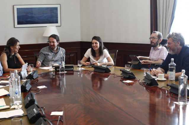 (I-D siguiendo la dirección del reloj) La diputada gallega de En Común-Unidas Podemos, Yolanda Díaz; el secretario general de Unidas Podemos, Pablo Iglesias; la portavoz parlamentaria de Unidas Podemos, Irene Montero; el secretario de Organización de Pode