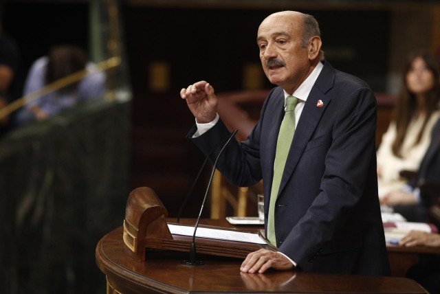 El diputado del Partido Regionalista Cántabro (PRC) en el Congreso de los Diputados, José María Mazón, interviene en la segunda sesión del debate de investidura del candidato socialista a la Presidencia del Gobierno.