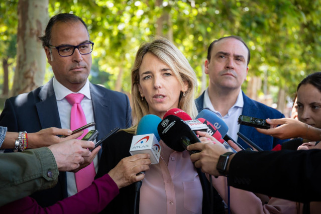 La diputada del PP, Cayetana Álvarez de Toledo, ofrece declaraciones a los medios de comunidacivisita el mercadillo de Singuerlin en Santa Coloma de Gramenet (Barcelona) acompañada del secretario general del PP catalán, Daniel Serrano (d) y del candidato