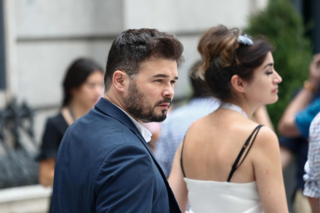 El portavoz de ERC en el Congreso, Gabriel Rufián, a su llegada al Congreso de los Diputados para la segunda sesión del debate de investidura del candidato socialista a la Presidencia del Gobierno.