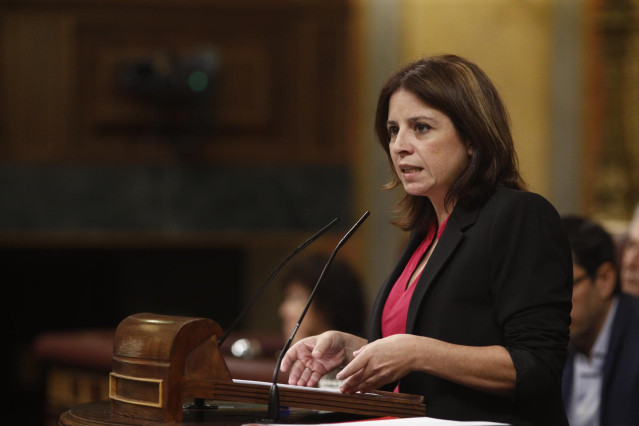 La vicesecretaria general del PSOE y portavoz del partido en el Congreso, Adriana Lastra, interviene durante la segunda sesión del debate de investidura del candidato socialista a la Presidencia del Gobierno.
