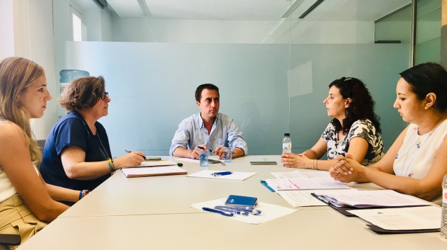 El conseller del PP Llorenç Galmés (centro) en una reunión con las madres de dos niños discapacitados en Mallorca