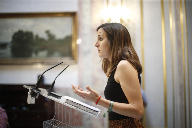 La portavoz adjunta de Unidas Podemos, Ione Belarra, ofrece declaraciones a los medios de comunicación en el Congreso de los Diputados tras la primera votación fallida a la investidura del candidato socialista a la presidencia del Gobierno.