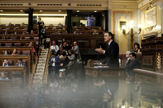 El presidente del Gobierno en funciones y candidato a la reelección, Pedro Sánchez, da la réplica a los portavoces del Grupo Mixto del Congreso de los Diputados durante la segunda sesión del debate de investidura del candidato socialista a la Presidencia