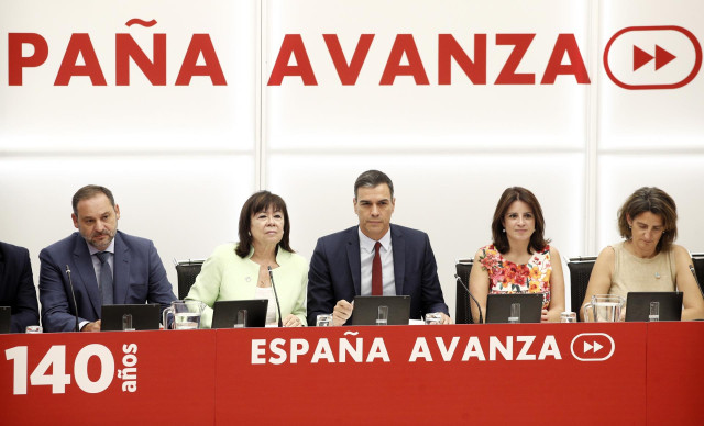 (I-D) El secretario del Área de Organización del PSOE, José Luis Ábalos; la presidenta de la Comisión Ejecutiva Federal, Cristina Narbona; el secretario general del partido y presidente del Gobierno en funciones, Pedro Sánchez; la vicesecretaria general d