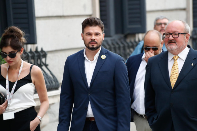 Los diputados de ERC Gabriel Rufián (i)  y Joan Capdevila (d) a su llegada al Congreso de los Diputados para la segunda sesión del debate de investidura del candidato socialista a la Presidencia del Gobierno.