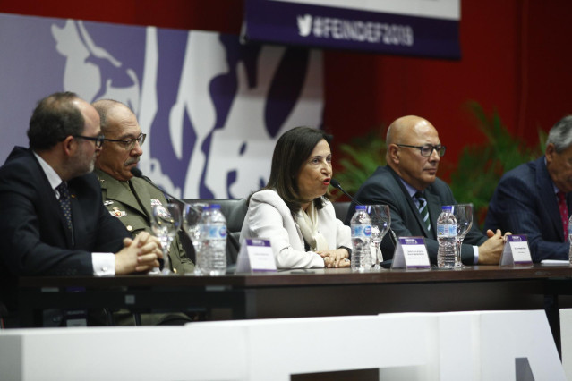 (I-D) El presidente de TEDAE, Jaime de Rábago; el Jefe de Estado Mayor de la Defensa (JEMAD), general Fernando Alejandre; la ministra de Defensa en funciones, Margarita Robles; y el secretario de Estado de Defensa, Ángel Olivares, , duranta la inauguració