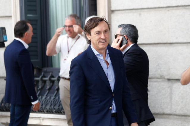 El portavoz del Partido Popular en el Congreso, Rafael Hernando, llega a la primera sesión del debate de investidura del candidato socialista a la Presidencia del Gobierno.